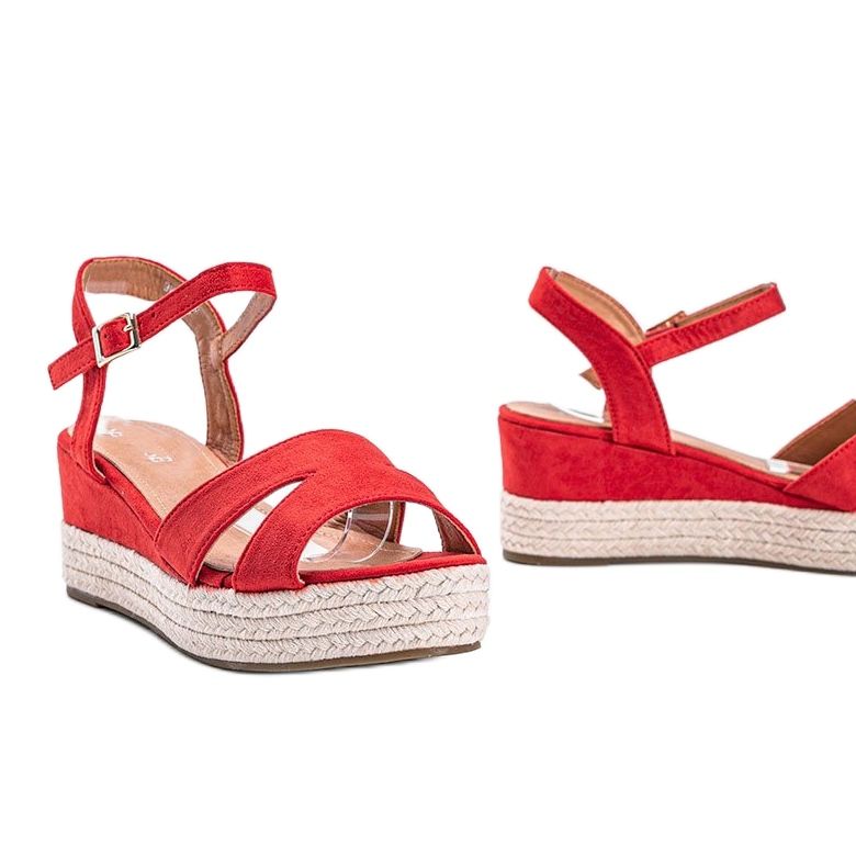 Rote Espadrilles auf dem Moon Rising Wedge 1