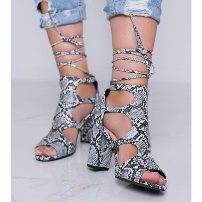 Schwarze Sandalen auf einem Pfosten im Schlangenhautmuster Gold Jungle 1