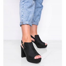 Schwarze Sandalen auf dem Posten von Lordly 1