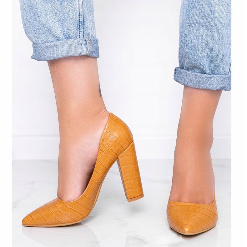 Braune Pumps an einem Pfosten mit Schlangenledermotiv von This Way 1