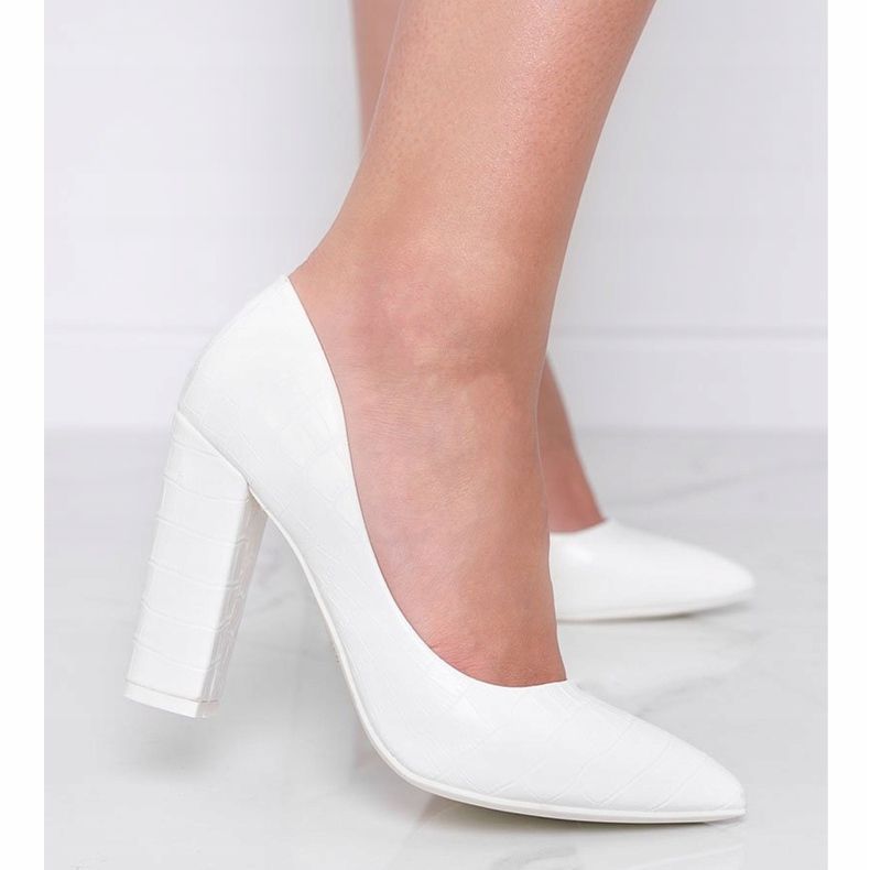 Weiße Pumps an einem Pfosten mit Schlangenhautmuster This Way 1