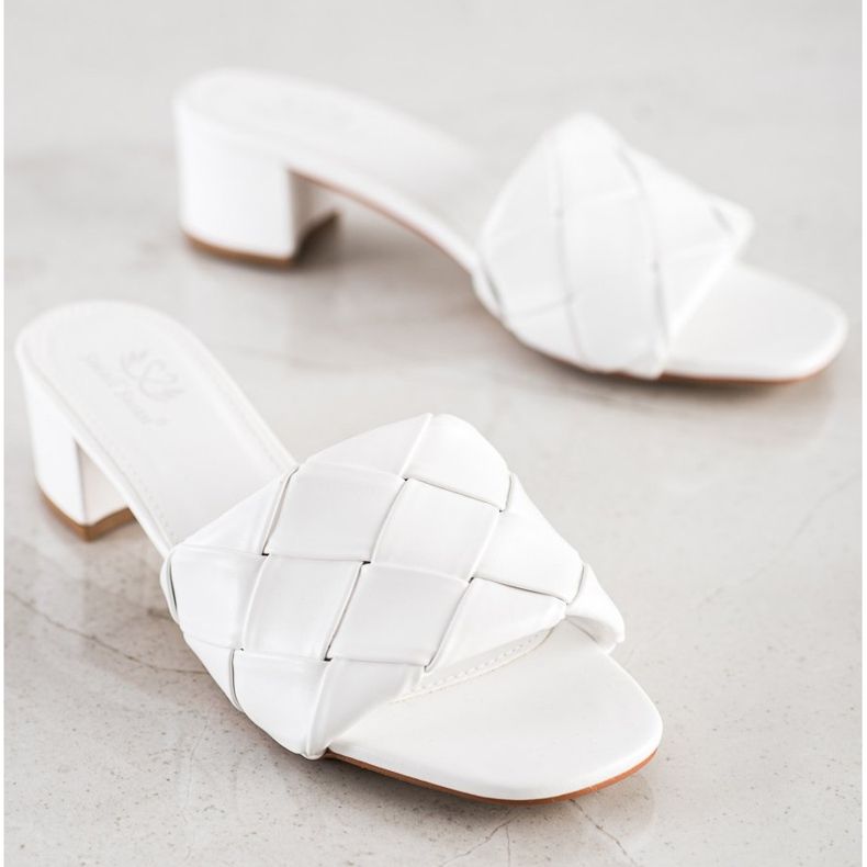 Small Swan Gesteppte Hausschuhe auf einem Pfosten weiß 1