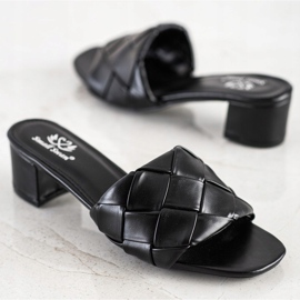 Small Swan Gesteppte Hausschuhe auf einem Pfosten schwarz 1