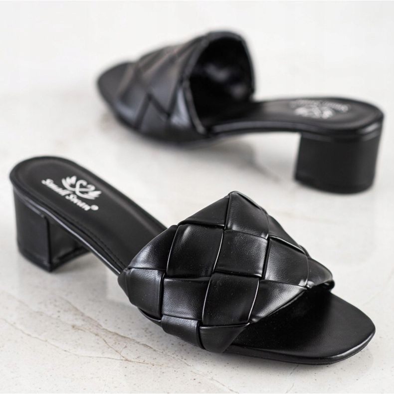 Small Swan Gesteppte Hausschuhe auf einem Pfosten schwarz 1