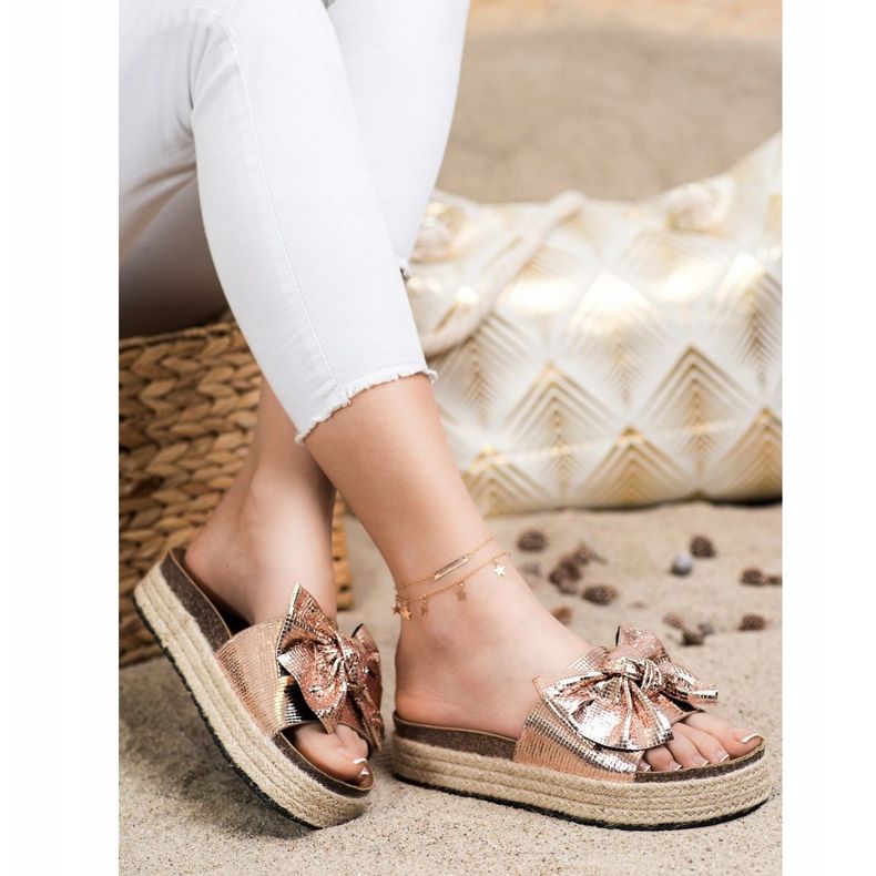 SHELOVET Glänzende Hausschuhe mit Schleife golden 1