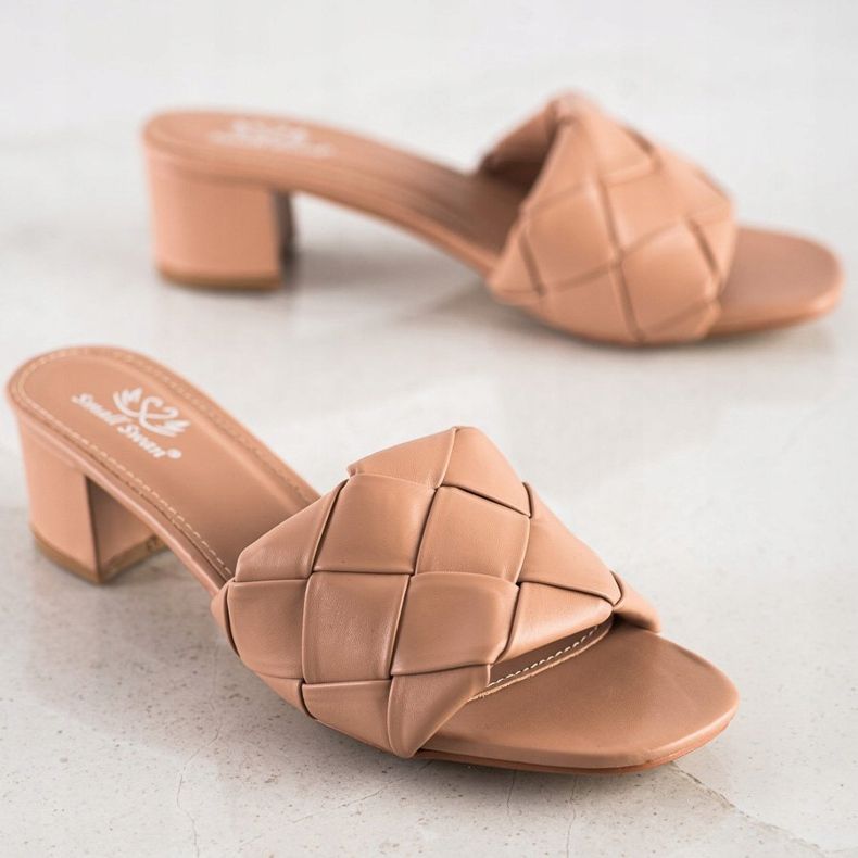 Small Swan Gesteppte Hausschuhe auf einem Pfosten beige 1