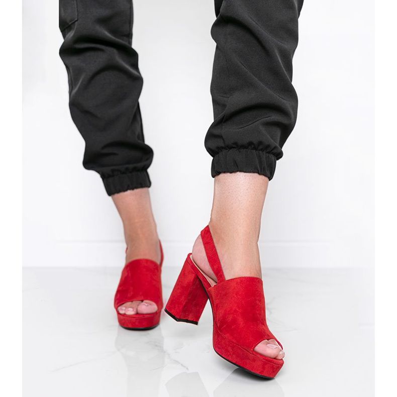 Chikies rote Sandalen am Pfosten 1