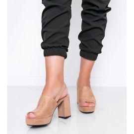 Beige Sandalen auf einem Chikie-Pfosten 1