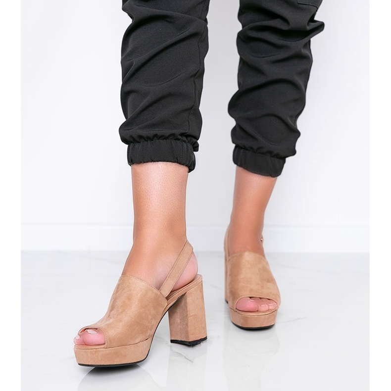 Beige Sandalen auf einem Chikie-Pfosten 1