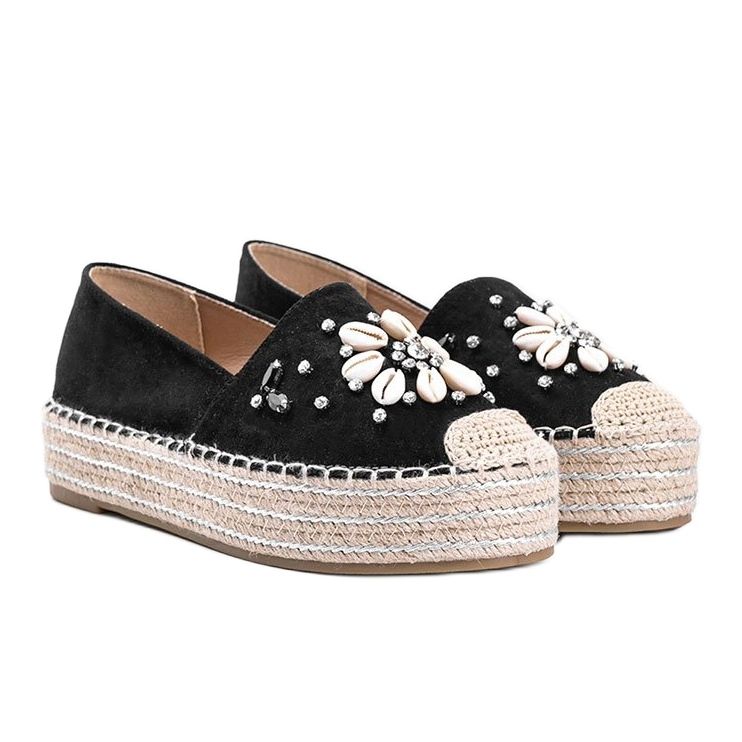 Schwarze Espadrilles an der dicken Sohle von Frau Nicki 1