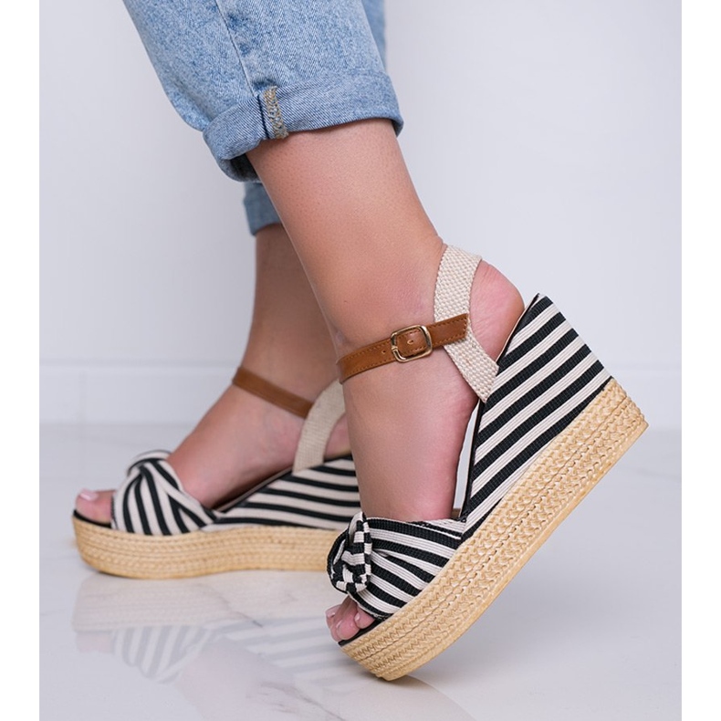 Schwarz-weiße Keilsandaletten mit Holiday Vibes Schleife 1