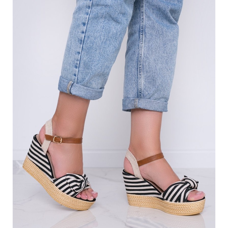 Schwarz-weiße Keilsandaletten mit Holiday Vibes Schleife 2