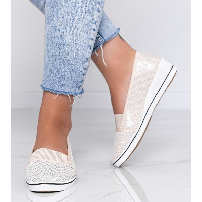 Beige glänzende Ballerinas auf dem Keil Glam Star 1