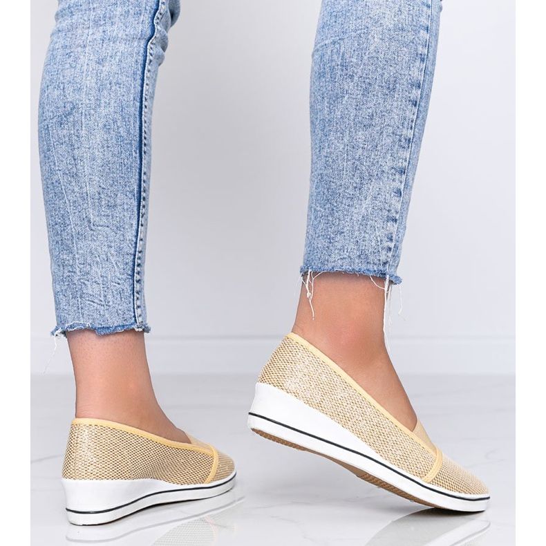 Gold glitzernde Ballerinas auf dem Glam Star Wedge golden 1