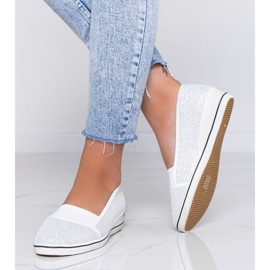 Weiß glänzende Ballerinas an der Glam Star Keilferse 1