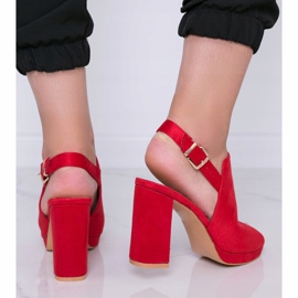 Rote Sandalen auf einem Zuhälterpfosten 1