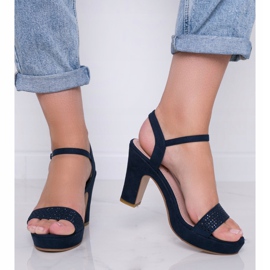 Marineblaue durchbrochene Sandalen auf dem Perfect Day Post navy blau 1