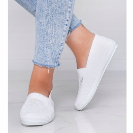 Tiefweiße Slip-On-Sneakers mit Lochmuster 1