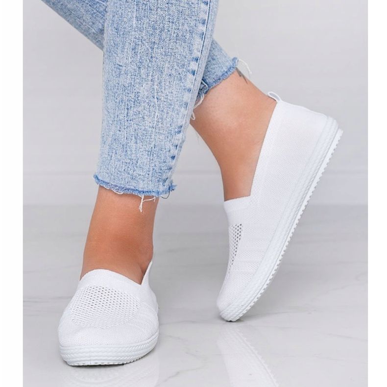 Tiefweiße Slip-On-Sneakers mit Lochmuster 1