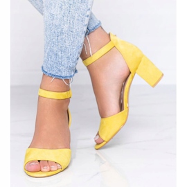 Gelbe Sandalen auf dem Mare Mare Post 1