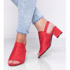 Rote Sandalen auf einem Pfosten mit Blubbery-Schaft 1