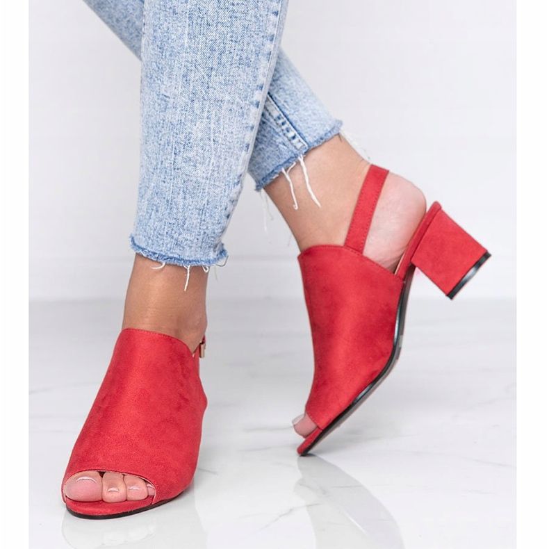 Rote Sandalen auf einem Pfosten mit Blubbery-Schaft 1