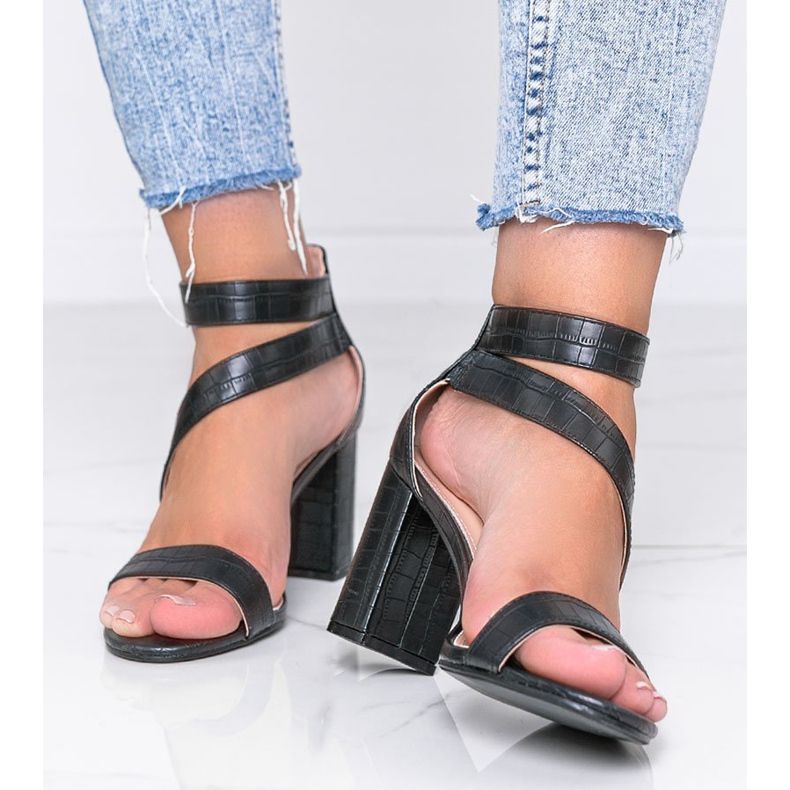 Schwarze Sandalen auf einem Silver Dust-Pfosten 1