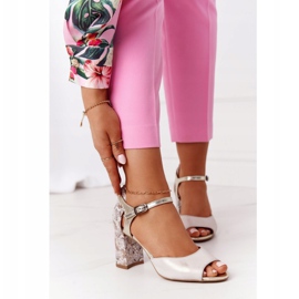 Ledersandalen auf einer Bar Maciejka 04956-25 Golden beige 2