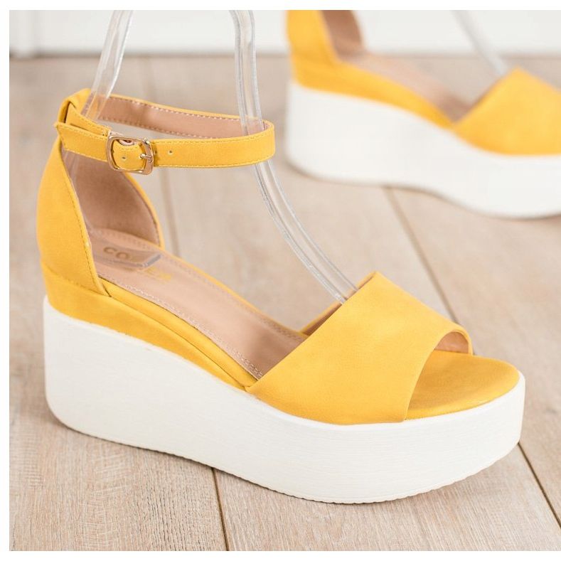 Comer Leichte Sandalen auf der Plattform gelb 1