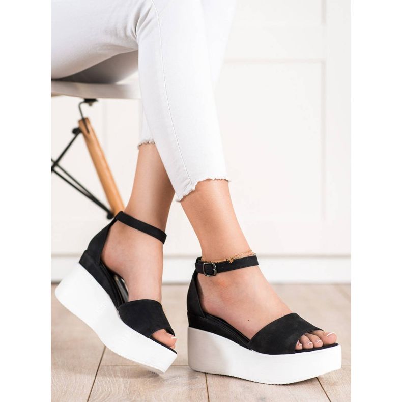 Comer Leichte Sandalen auf der Plattform schwarz 1