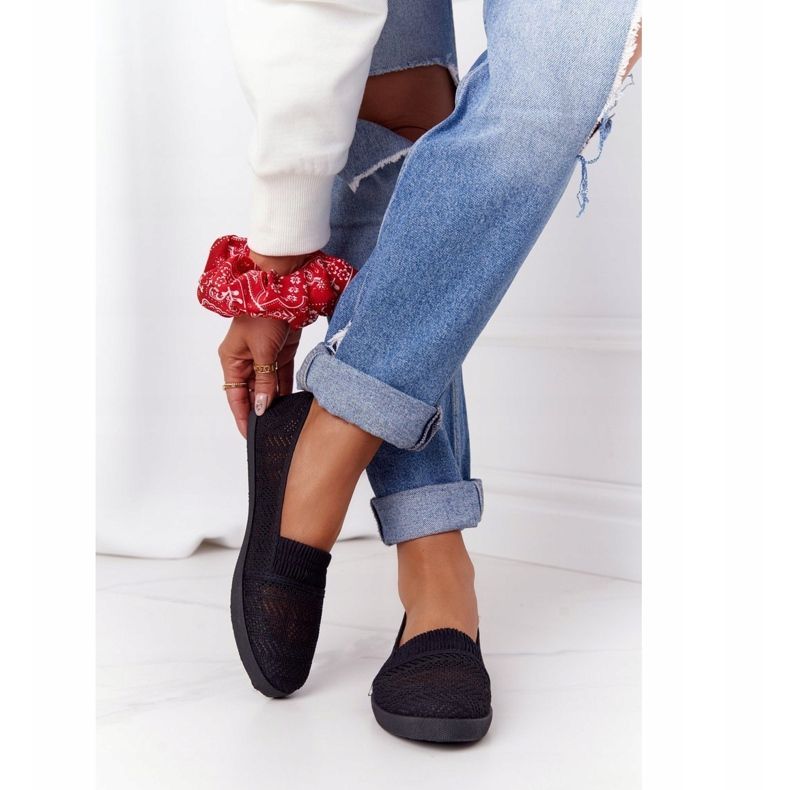 Durchbrochene schwarze Chillout-Sneaker zum Hineinschlüpfen 2