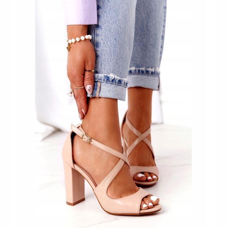 PG1 Elegante nackte Jemma Sandalen auf einer Bar beige 1