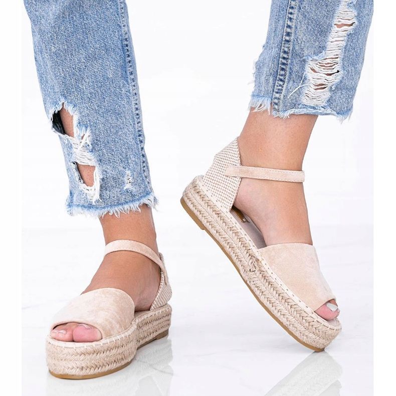 Beige Sandalen auf der Pearl River-Plattform 1