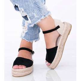 Schwarze Sandalen auf der Pearl River-Plattform 1