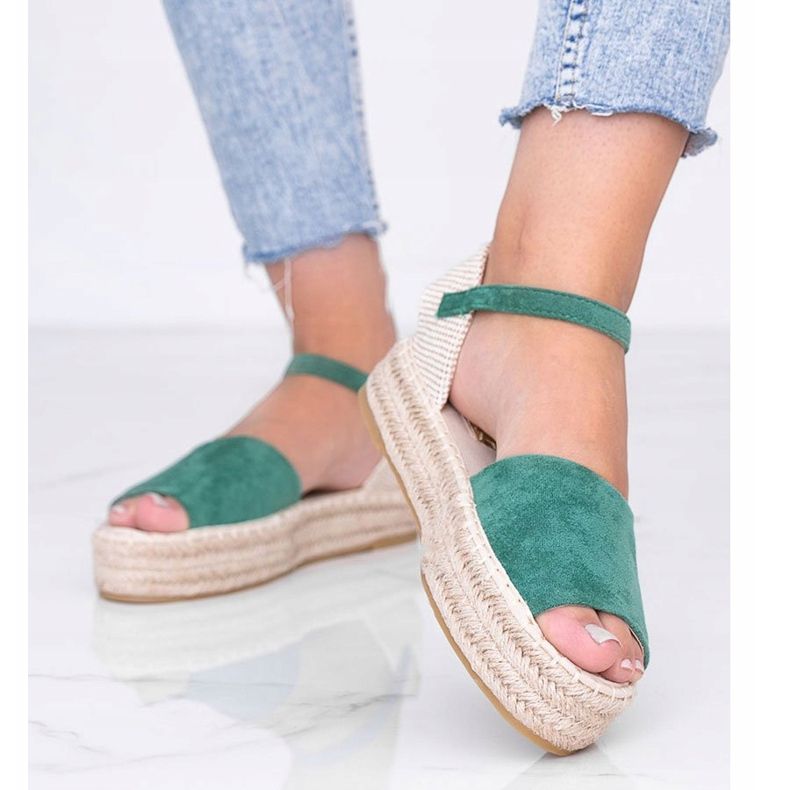 Grüne Sandalen auf der Pearl River-Plattform 1