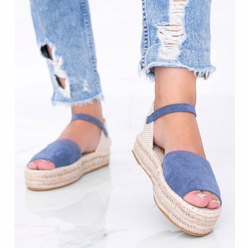 Blaue Sandalen auf der Pearl River-Plattform 1