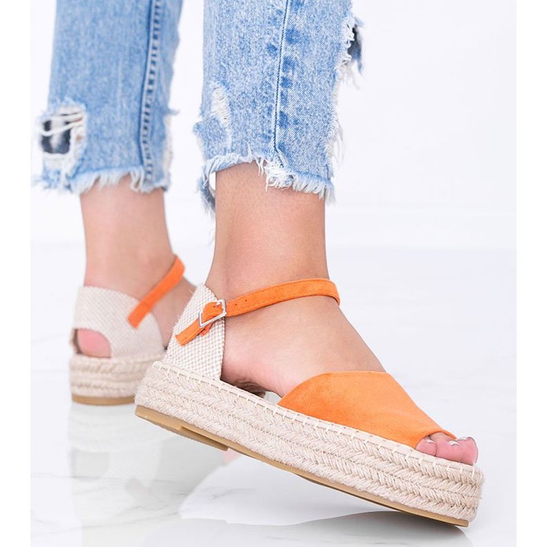 Orangefarbene Sandalen auf der Pearl River-Plattform 1