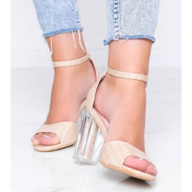 Beige Pumps an einem Pfosten mit transparentem No Fear Absatz 1