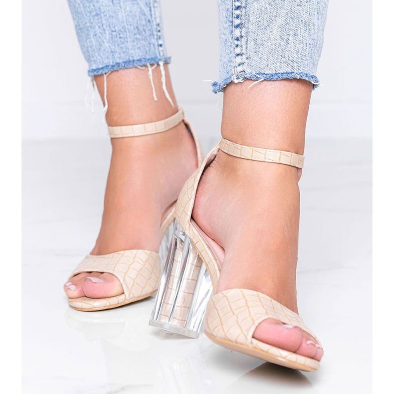 Beige Pumps an einem Pfosten mit transparentem No Fear Absatz 1