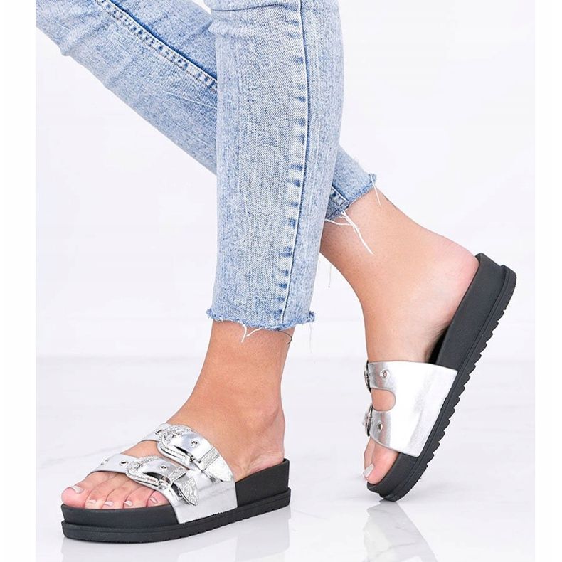 Silberne Pantoffeln mit dekorativen Go Crazy-Schnallen silber- 1