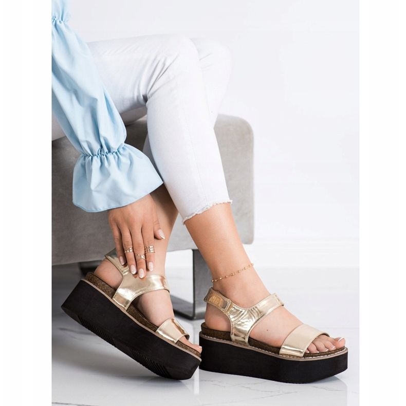 Corina Sandalen auf der Fashion-Plattform golden 2