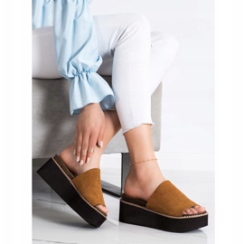 Corina Hausschuhe auf einer hohen Plattform braun 2