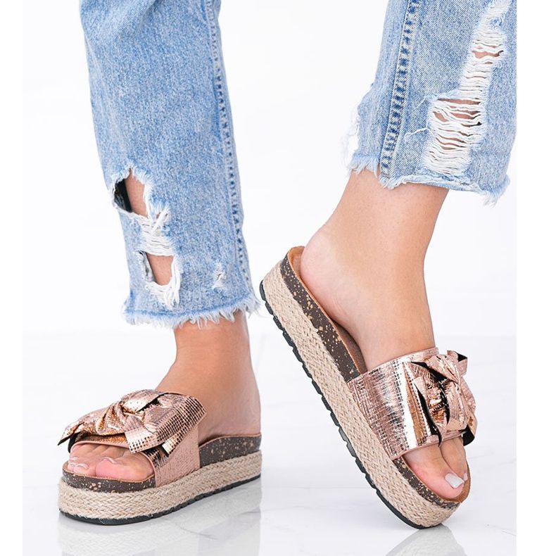 Damenpantoffeln in Roségold mit Columbia-Schleife golden 1