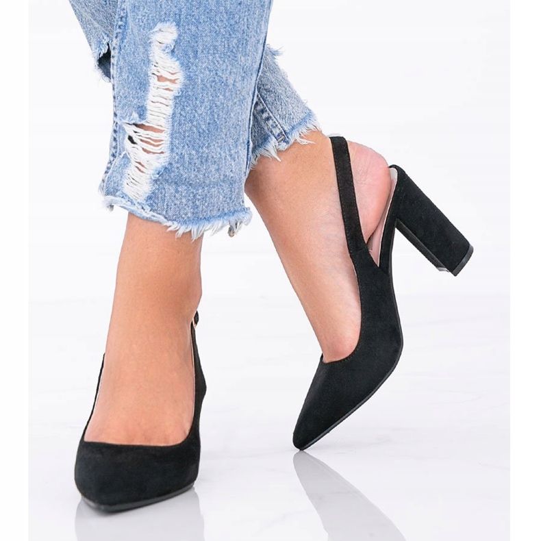 Schwarze Pumps am Pho-Post 1