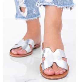 Silberne Pantoffeln im Phoenix-Krokodilhaut-Muster silber- 1