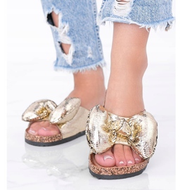 Goldene Hausschuhe mit Norris-Schleife 1