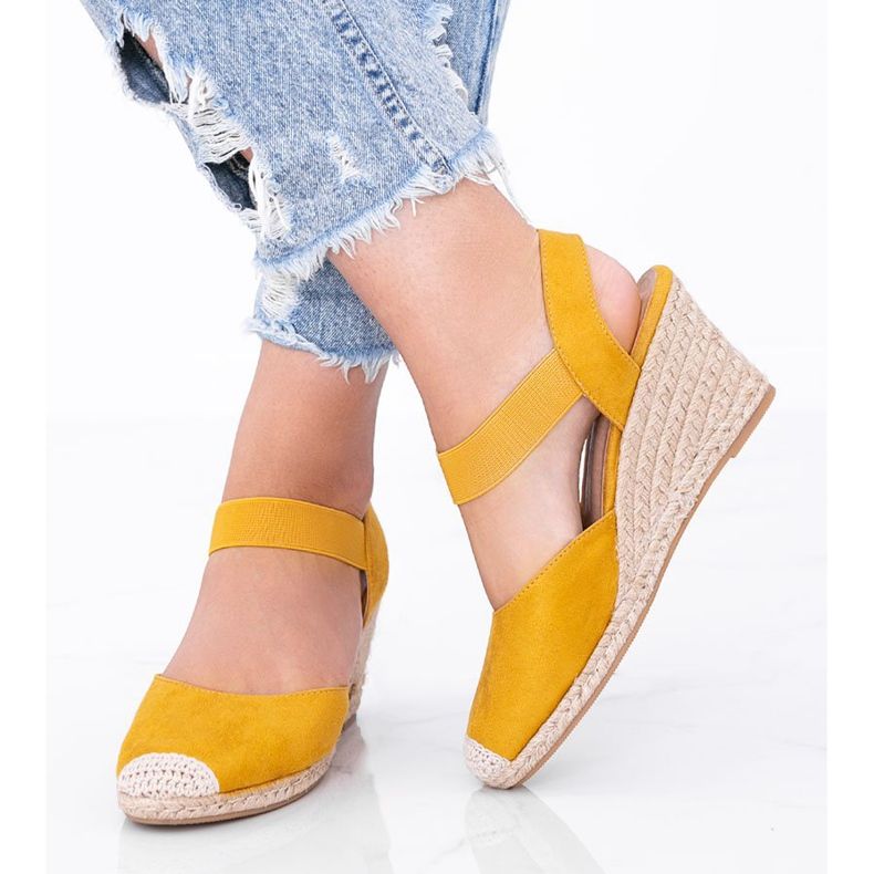 Gelbe Espadrilles an Louises Wedge 1
