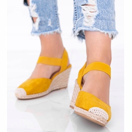 Gelbe Espadrilles an Louises Wedge 2