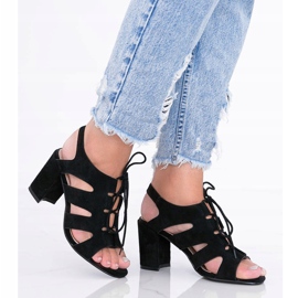 Schwarze Schnürsandalen am Isabella-Pfosten 1