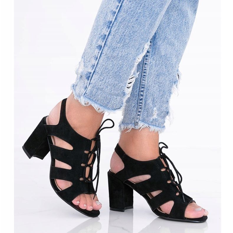 Schwarze Schnürsandalen am Isabella-Pfosten 1